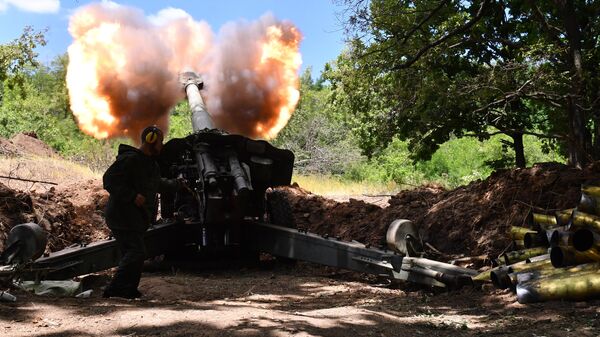 Боец артиллерийского расчета Народной милиции ЛНР ведут огонь из 152-миллиметровой гаубицы Д-20. Архивное фото