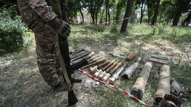 Брошенные боеприпасы на одной из улиц в Мариуполе