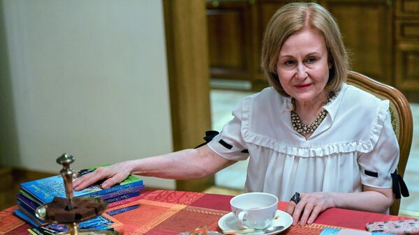 Писательница Дарья Донцова во время интервью в своем загородном доме в Московской области