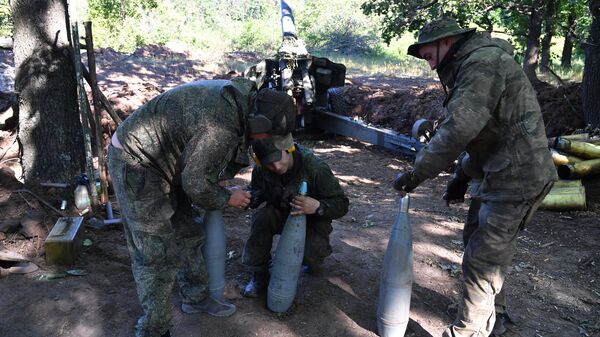 Бойцы артиллерийского расчета Народной милиции ЛНР подготавливают снаряды 152-миллиметровой гаубицы Д-20 на огневой позиции на окраине Попасной