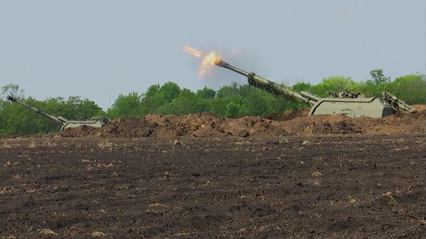 Расчет 152-мм самоходных гаубиц Мста-С выполняет боевое задание в ходе специальной военной операции на Украине