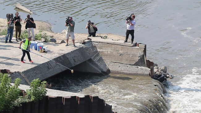 Экологи берут пробы воды в реке Висла в Варшаве