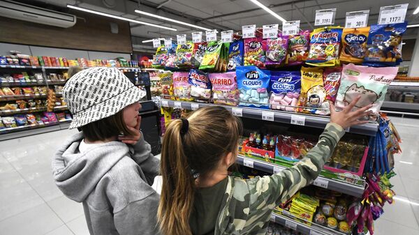 Девочки выбирают сладости в магазине во Владивостоке