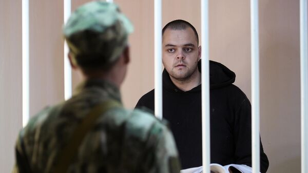 Гражданин Великобритании Эйден Эслин, обвиняемый в участии в качестве наемника в боевых действиях на территории ДНР в составе украинских вооруженных формирований, в зале суда в Донецке