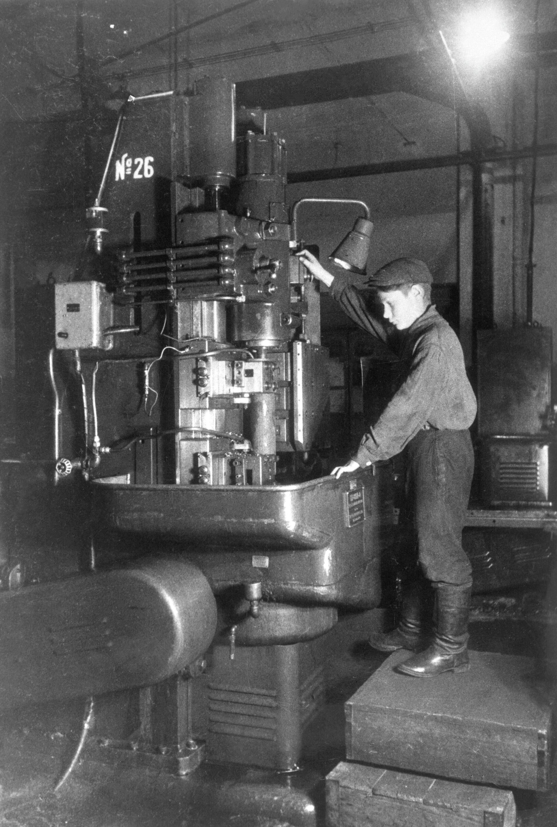 14-летний рабочий Саша на советском оружейном заводе - РИА Новости, 1920, 07.06.2022