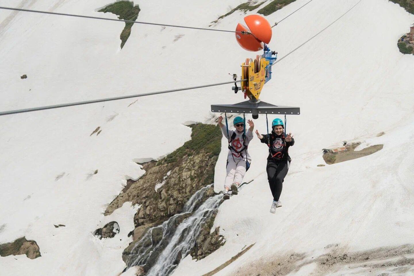 Красная Поляна, высота 2200 метров, туристки на супертроллее