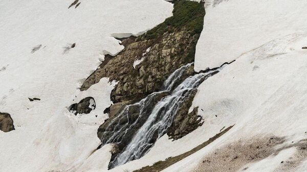 Красная Поляна. Вид на водопад Медвежий со смотровой площадки на высоте 2200 метров 