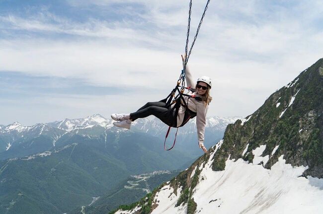 Красная Поляна. Мегакачели в парке аттракционов на высоте в 2200 метров Красная Поляна. Мегакачели в парке аттракционов на высоте в 2200 метров