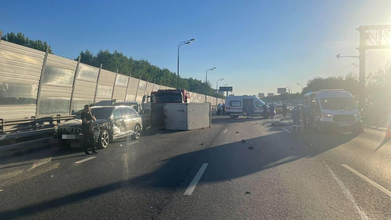 В Москве женщина сбила насмерть стоявшего на проезжей части водителя - РИА  Новости, 08.06.2022