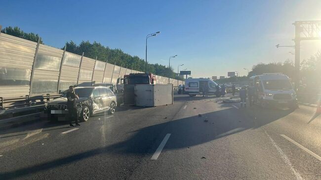 На улице Крылатской в Москве 28-летняя водитель автомобиля BMW совершила столкновение со стоящим автомобилем и наезд на водителя,  который находился на проезжей части 