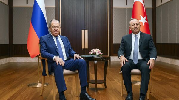 Министр иностранных дел РФ Сергей Лавров и министр иностранных дел Турции Мевлют Чавушоглу во время встречи в Анкаре