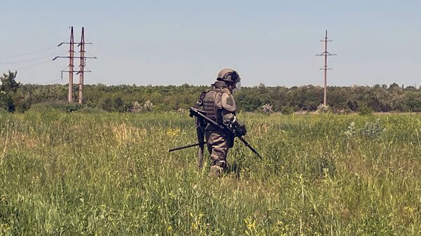 Саперы Международного противоминного центра Вооруженных сил России проводят разминирование окрестностей Азовстали