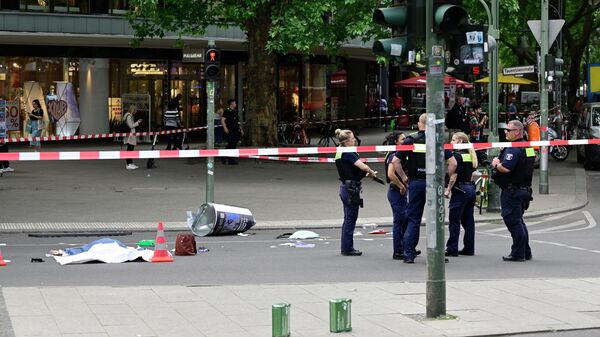 Полицейские на месте наезда автомобиля на людей в Берлине