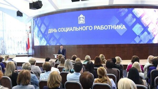 Губернатор Московской области Андрей Воробьев наградил в среду работников социальных служб