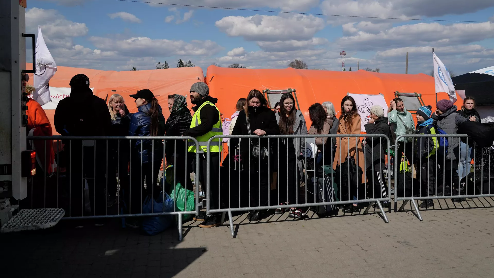NYT: в ЕС вспыхнул конфликт из-за неравенства между беженцами с Украины и из других стран