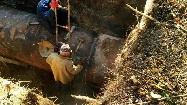 Специалисты Луганскводы во время работ по устранению прорыва водовода и возобновлению подачи воды