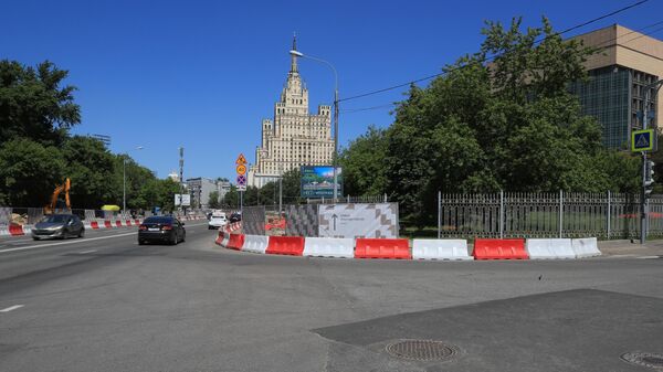 Площадь у посольства США на пересечении Конюшковской улицы и Большого Девятинского переулка в Москве
