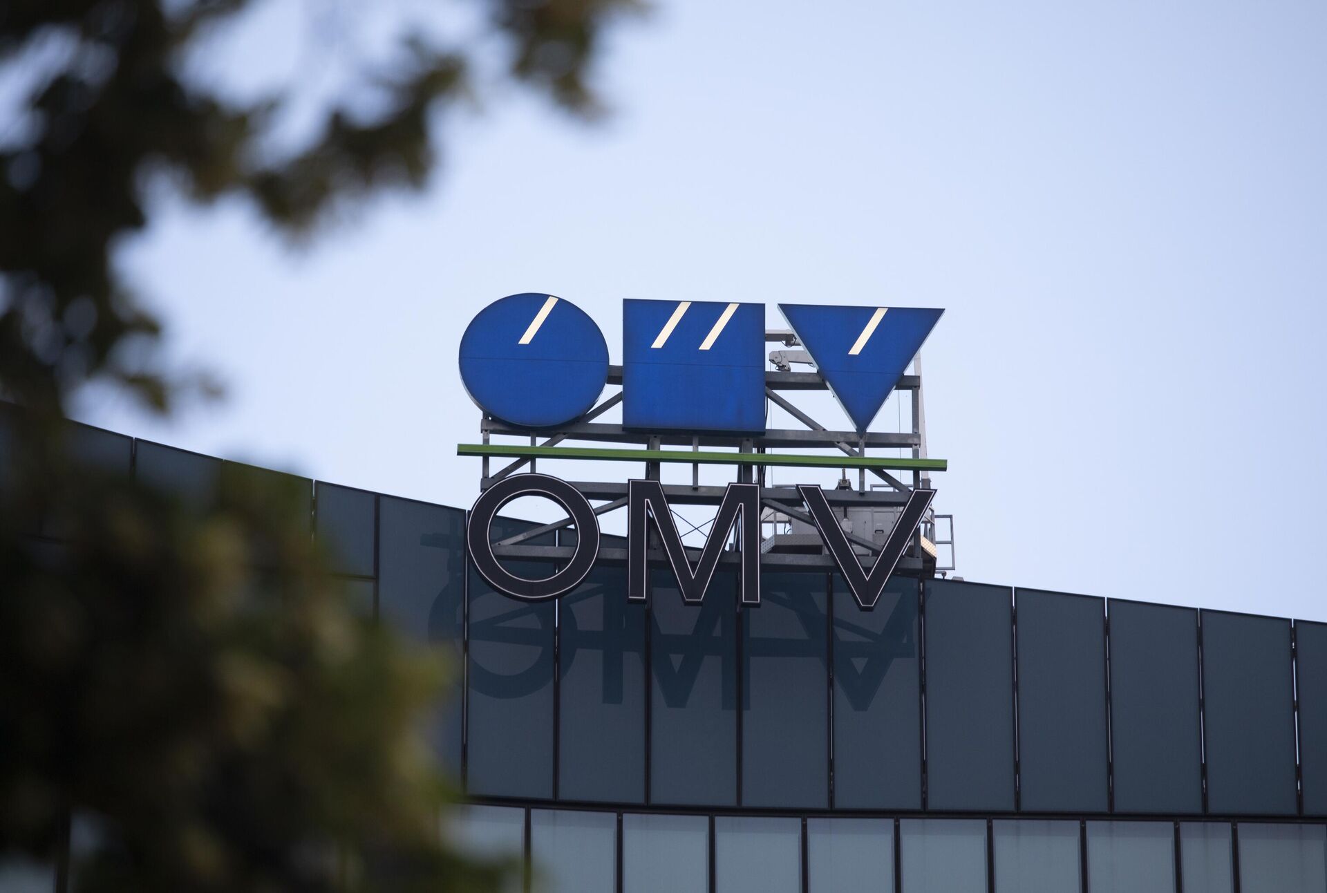 Логотип нефтяной компании OMV на здании штаб-квартиры в Вене - РИА Новости, 1920, 19.11.2024