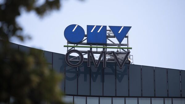 Логотип компании OMV на здании штаб-квартиры в Вене