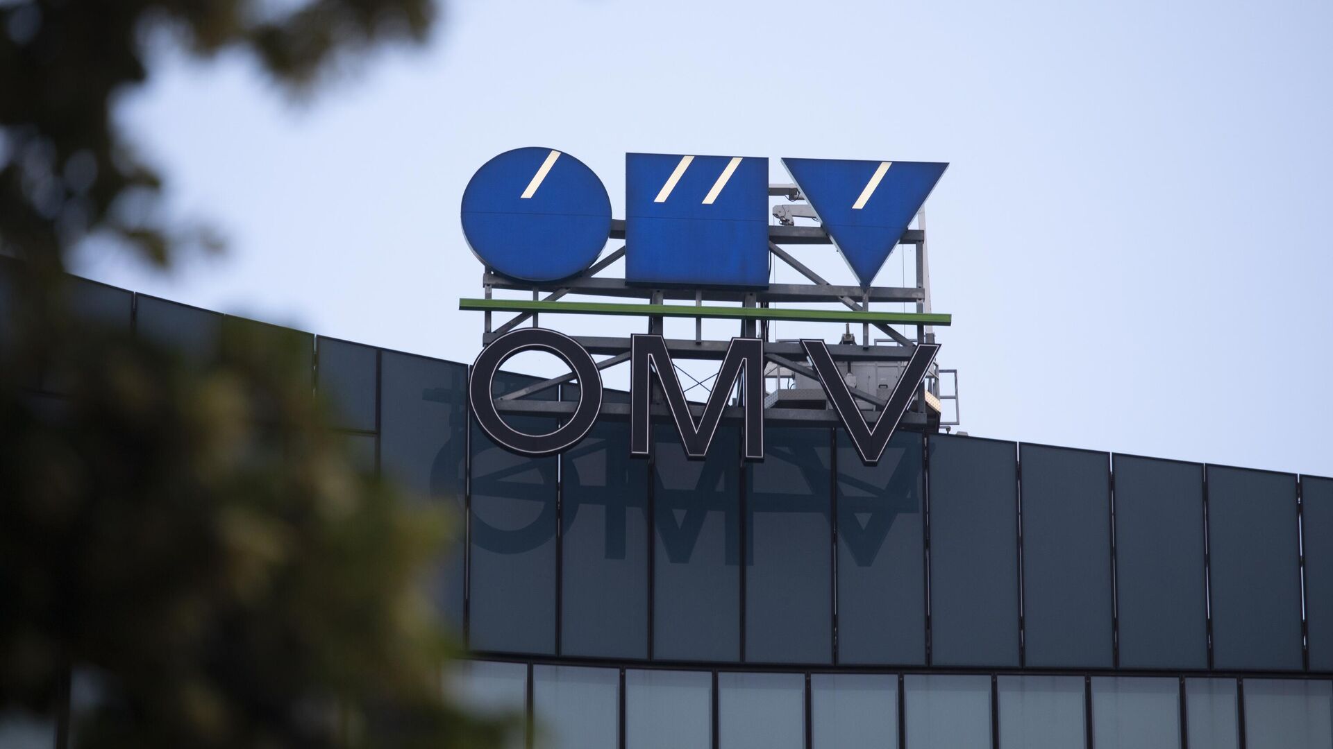 Логотип нефтяной компании OMV на здании штаб-квартиры в Вене - РИА Новости, 1920, 27.10.2022