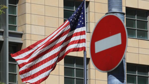 Флаг у посольства США в Москве