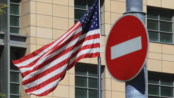 Флаг у посольства США в Москве
