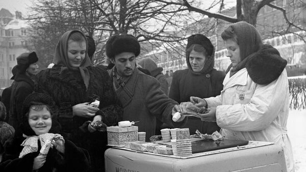 Жители города у стен Московского Кремля в Александровском саду. 1955 год