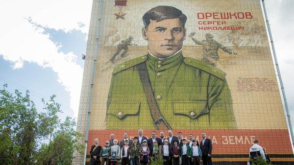 Граффити с изображением героя Советского Союза Сергея Орешкова на стене жилого дома города Кадникова в Сокольском районе Вологодской области