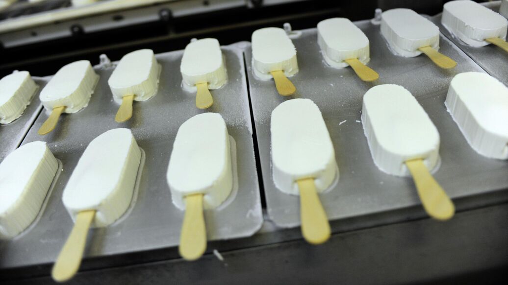 © РИА Новости / Павел ЛисицынПерейти в медиабанк<br>Конвейер по производству мороженого. Архивное фото