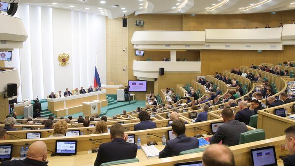 Сенаторы на заседании Совета Федерации
