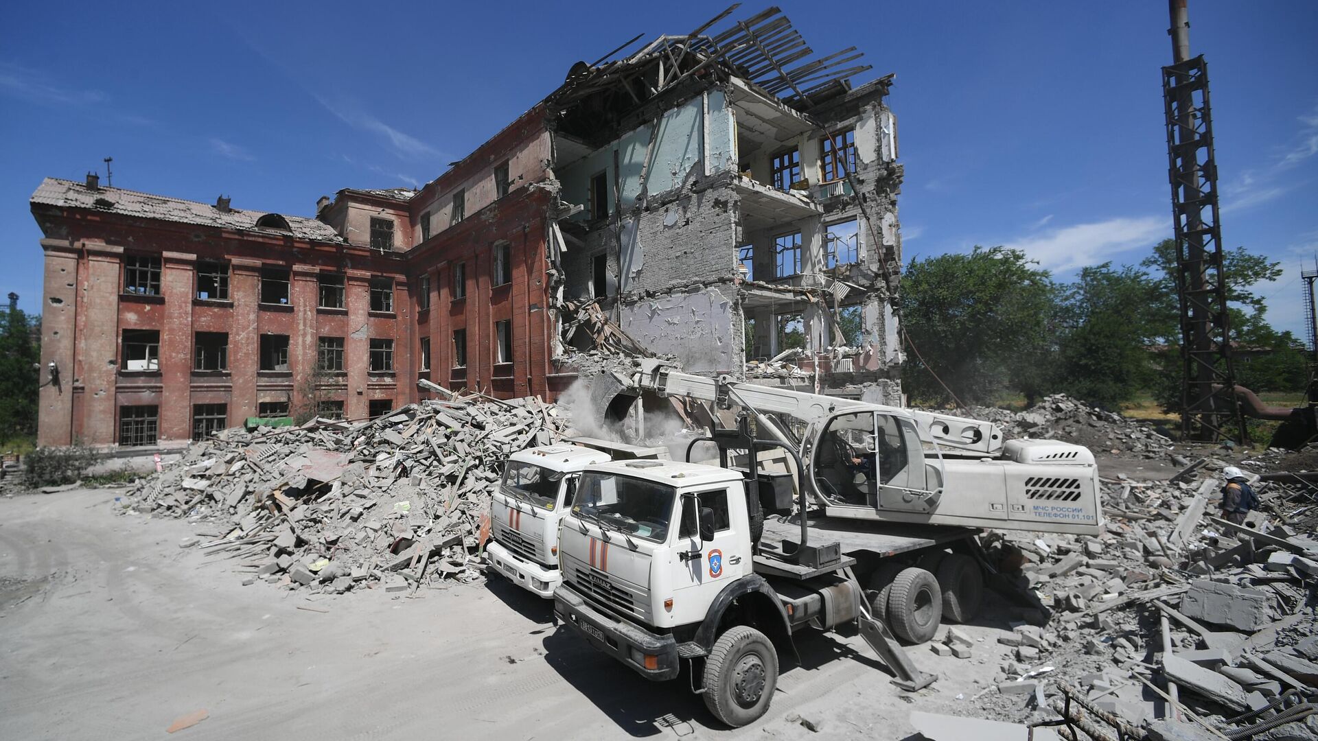 Сотрудники МЧС РФ разбирают завалы разрушенного здания школы в Мариуполе - РИА Новости, 1920, 30.06.2022