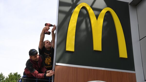Демонтаж вывески ресторана быстрого питания McDonald's в Новосибирске