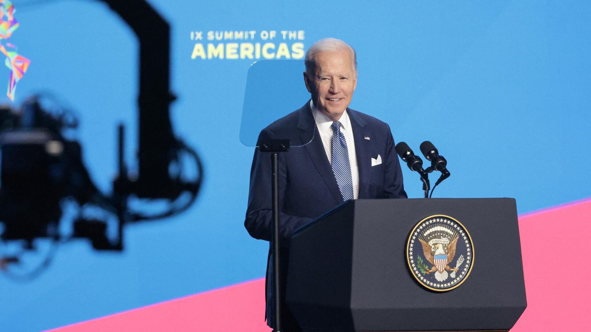 Президент США Джо Байден выступает на Саммите Америк в Лос-Анджелесе. 8 июня 2022 - РИА Новости, 1920, 09.06.2022