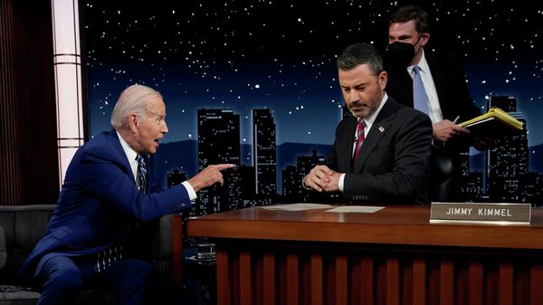 Президент США Джо Байден на вечернем комедийном шоу Джимми Киммела