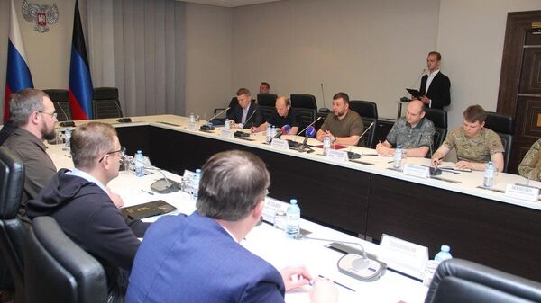 Губернатор Нижегородской области Глеб Никитин и глава ДНР Денис Пушилин во время встречи в Донецке