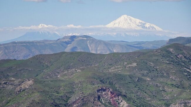 Дорога в Спитакавор, вид на Арарат