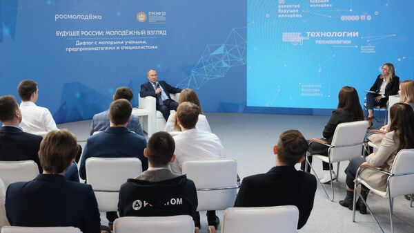 Президент России Владимир Путин на встрече с молодыми предпринимателями, инженерами и учеными