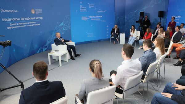 Президент России Владимир Путин на встрече с молодыми предпринимателями, инженерами и учёными