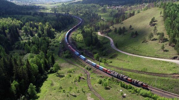 Товарный поезд дальнего следования на Транссибирской железнодорожной магистрали в Березовском районе Красноярского края