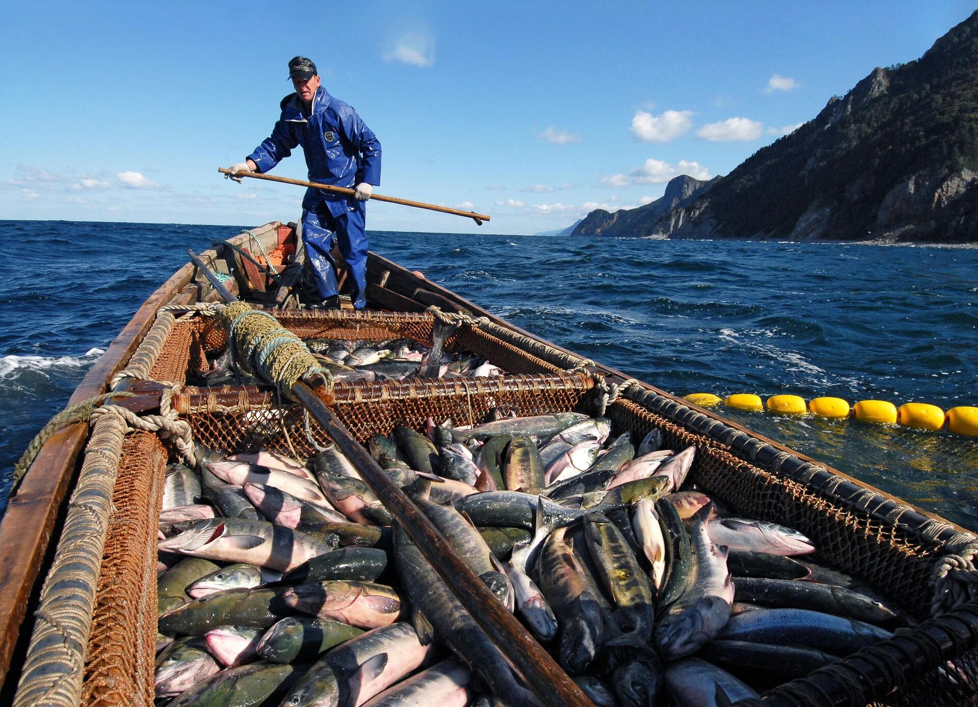 Рыбаки ловят лосось у Охотского побережья острова Кунашир - РИА Новости, 1920, 27.06.2022