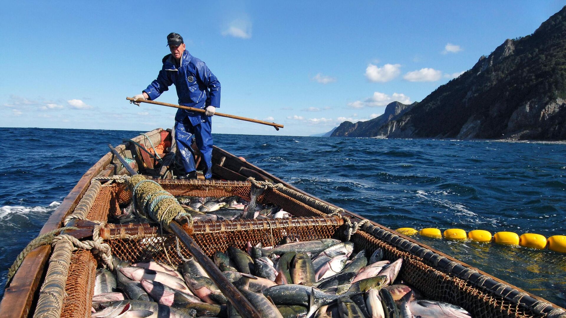 Рыбаки ловят лосось у Охотского побережья острова Кунашир - РИА Новости, 1920, 07.06.2022