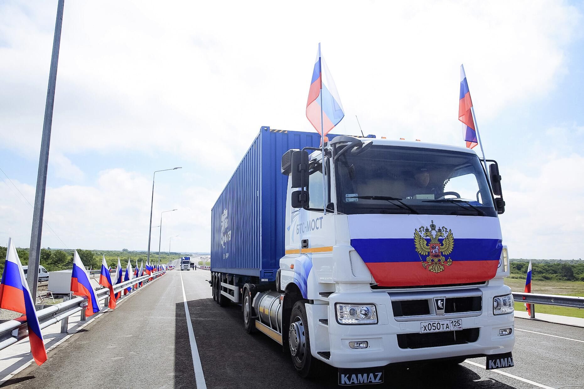 Грузовой автомобиль на автомобильном мосту через Амур между Благовещенском и китайским Хэйхэ - РИА Новости, 1920, 20.01.2023