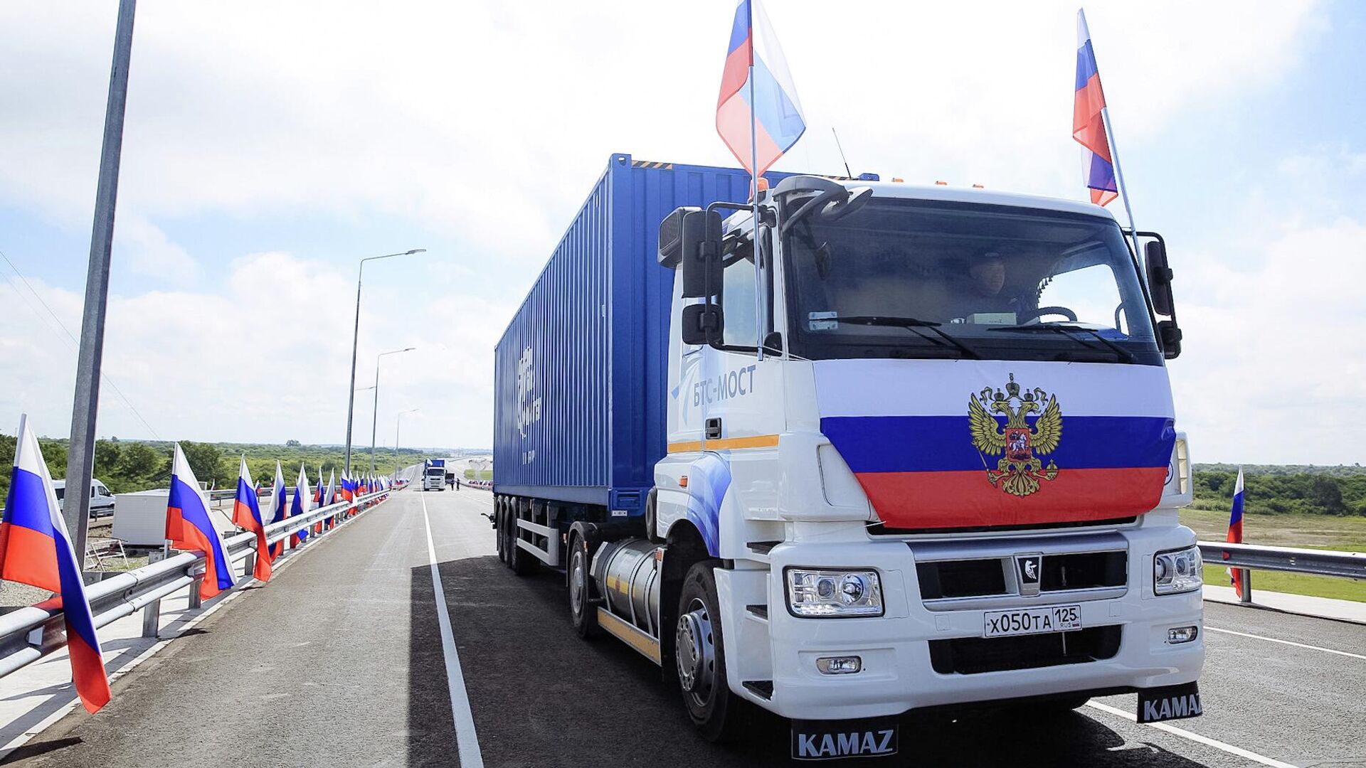 Грузовой автомобиль на автомобильном мосту через Амур между Благовещенском и китайским Хэйхэ. 10 июня 2022 - РИА Новости, 1920, 10.06.2022