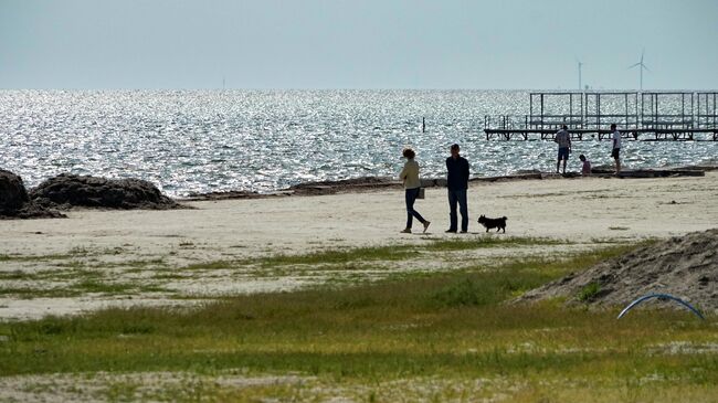 Местные жители на побережье Черного моря в Скадовске в Херсонской области