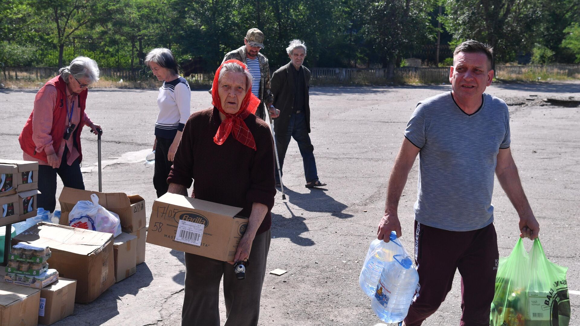 Жители Северодонецка получают гуманитарную помощь от Благотворительного фонда Захара Прилепина - РИА Новости, 1920, 22.06.2022