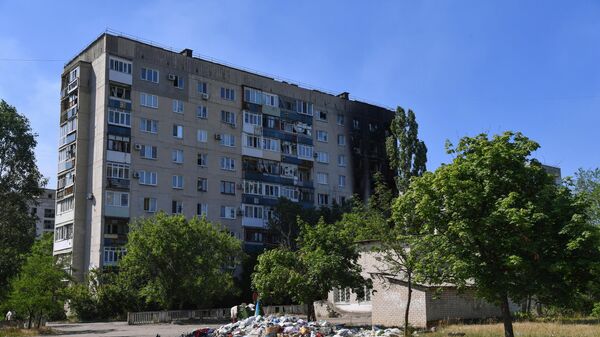 Жилой многоэтажный дом со следами разрушений в Северодонецке