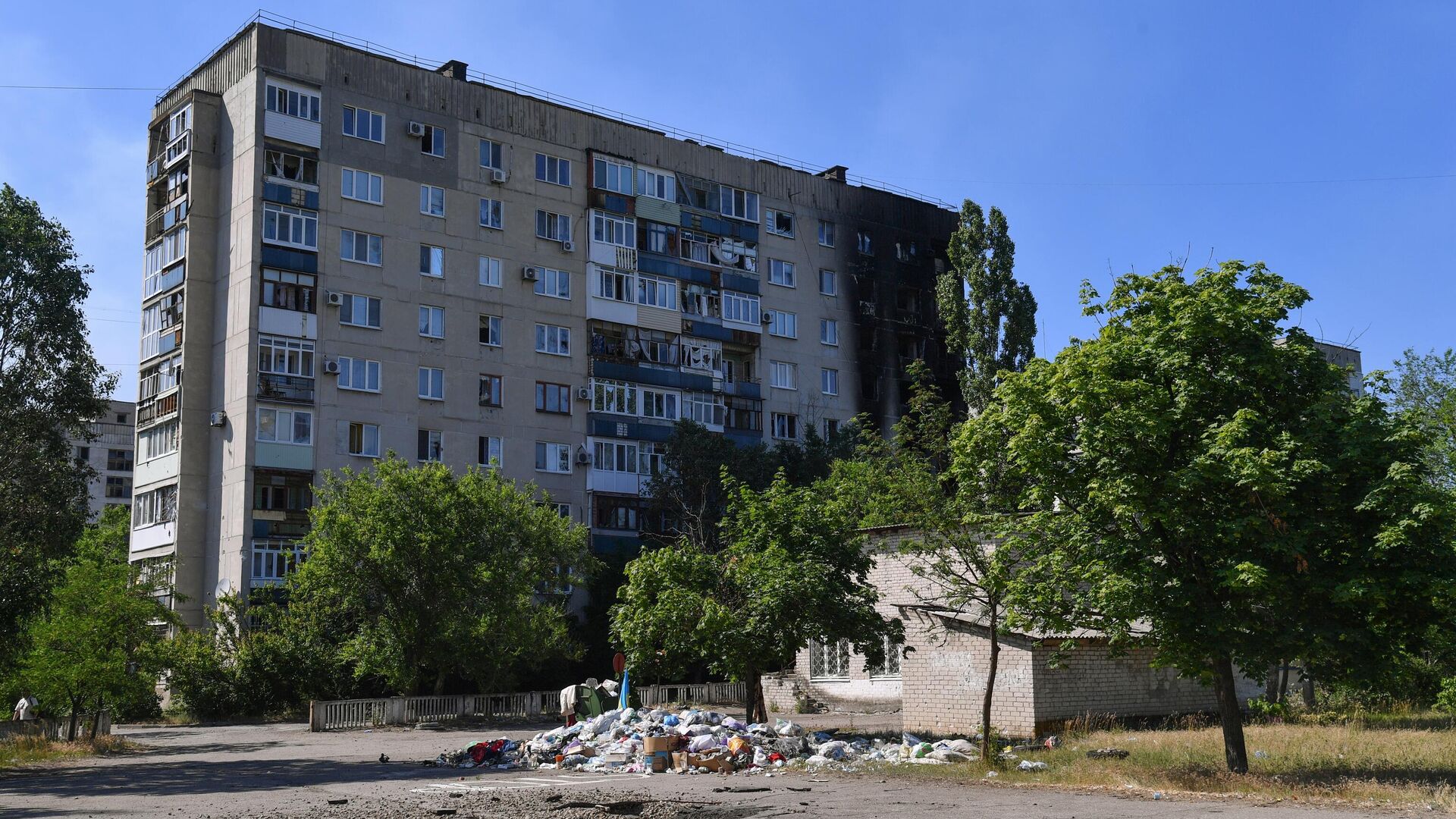 Жилой многоэтажный дом со следами разрушений в Северодонецке - РИА Новости, 1920, 10.06.2022