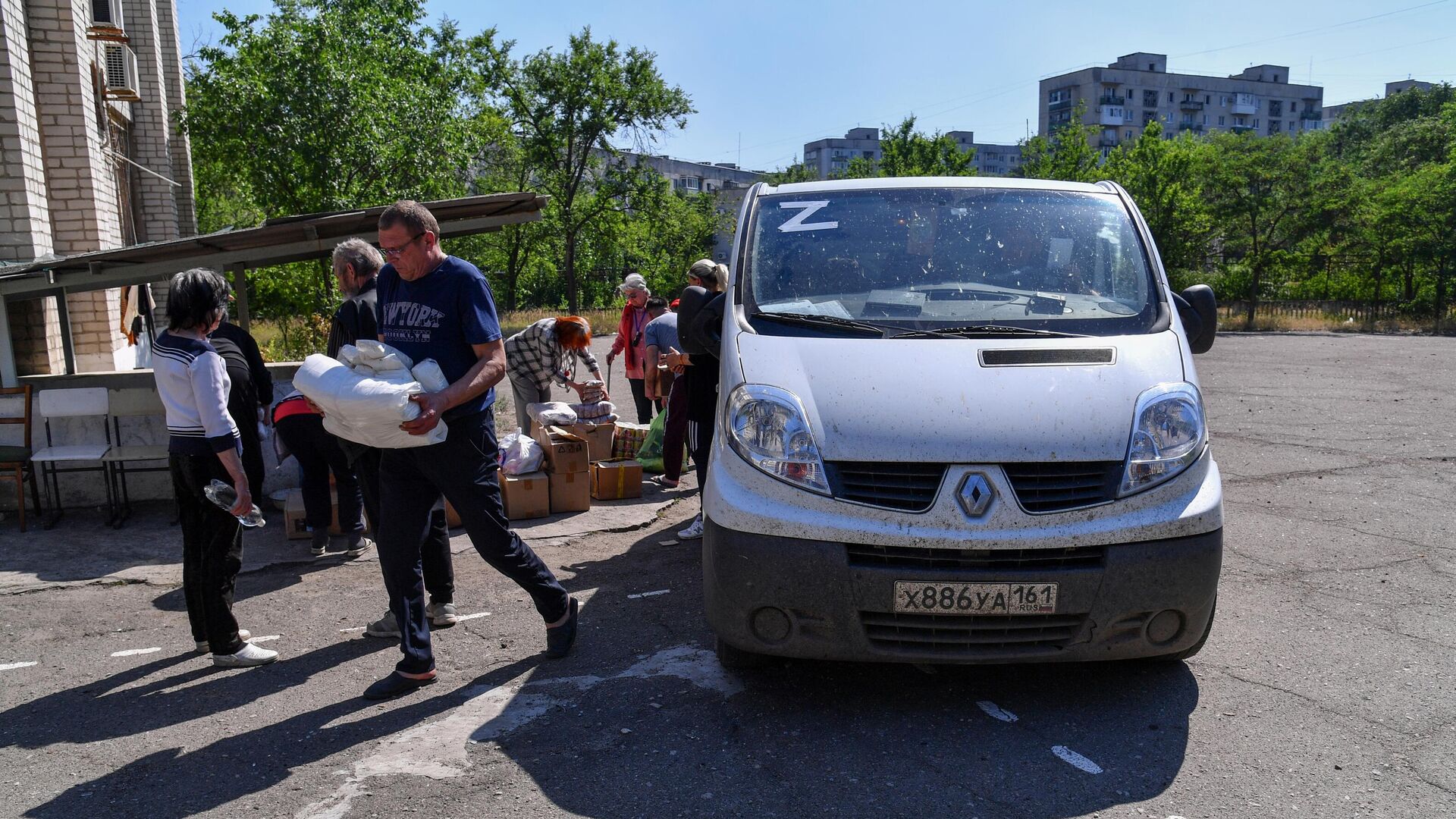 Жители Северодонецка получают гуманитарную помощь - РИА Новости, 1920, 15.06.2022