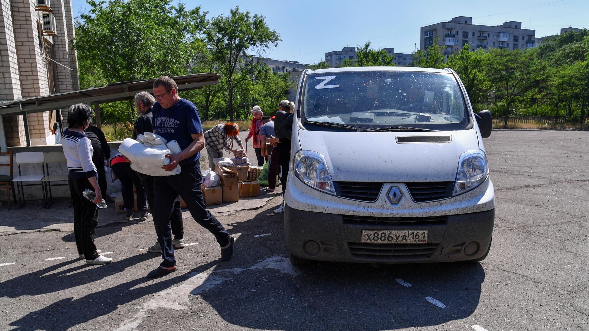 Жители Северодонецка получают гуманитарную помощь Жители Северодонецка получают гуманитарную помощь - РИА Новости, 1920, 15.06.2022