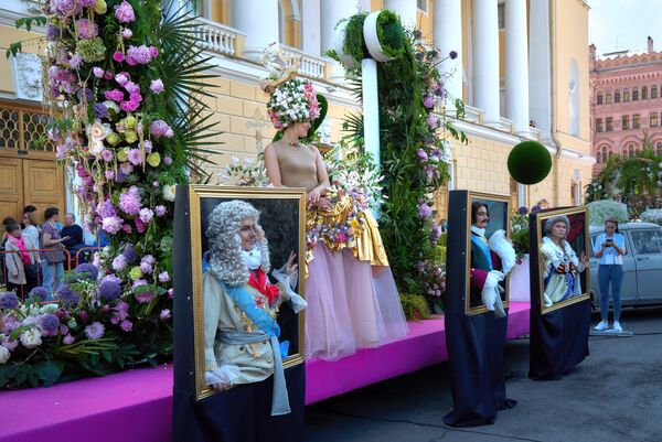 Участники праздничной программы на Фестивале цветов в Санкт-Петербурге